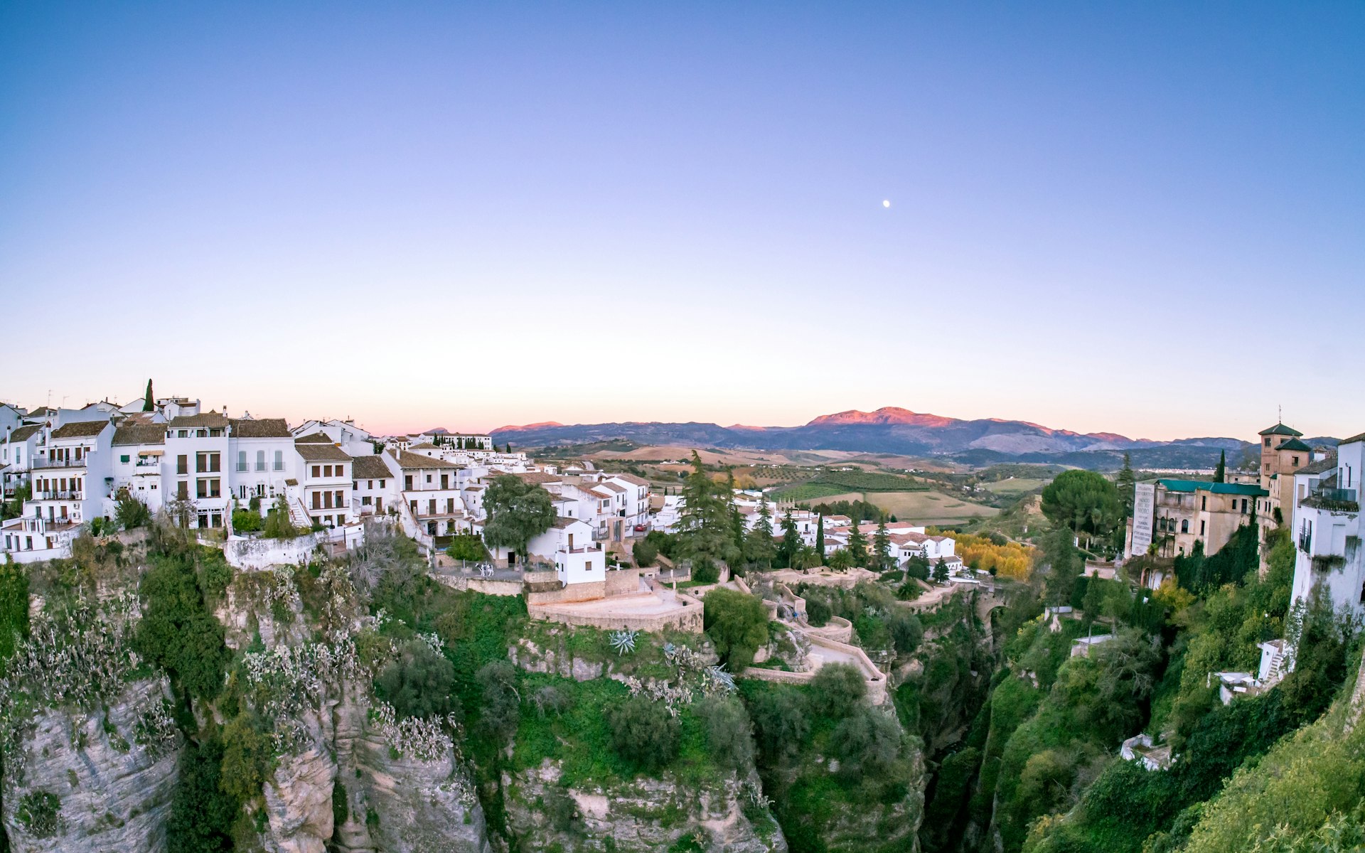 Les maisons blanches de Ronda au bord de la falaise, face aux montagnes andalouses